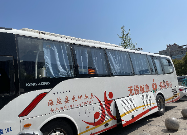 創(chuàng)能正能量：職工搶修獻血車，好人好事成風景！