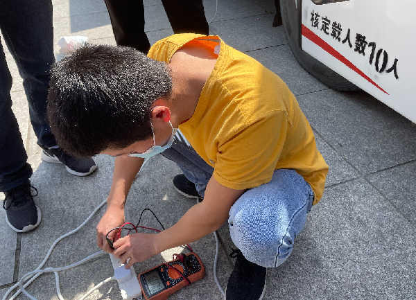 創(chuàng)能正能量：職工搶修獻血車，好人好事成風景！