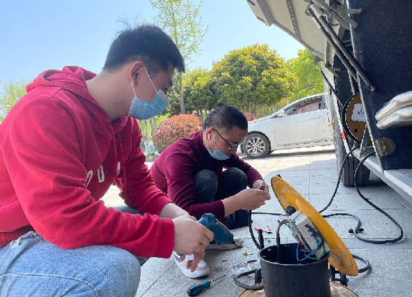 創(chuàng)能正能量：職工搶修獻血車，好人好事成風景！